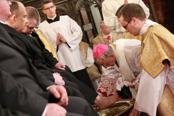 arcybiskup jędraszewski obmywa nogi w wielki czwartek